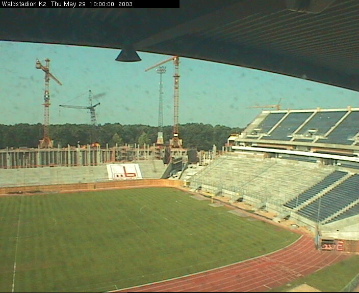 Der Neubau des neuen Waldstadions in Frankfurt / Main. Alte Kamera 2: Gegentribüne, Westkurve (Südwesten)